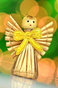 圣诞装饰，金色天使稻草做的散景背景