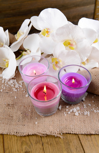 组成与美丽五颜六色的蜡烛 海盐和兰花花，木制的背景