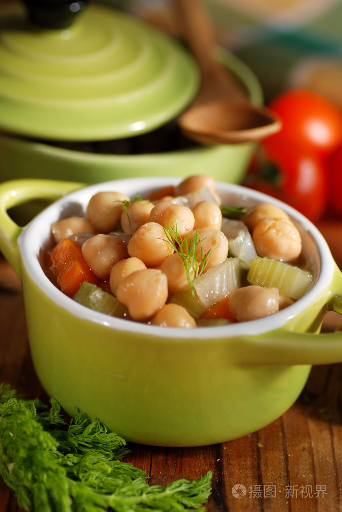 在桌子上的鹰嘴豆汤
