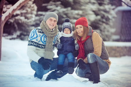 在包围雪的冬天快乐年轻全家福图片