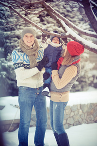 在包围雪的冬天快乐年轻全家福