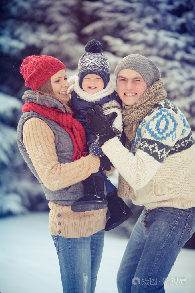 在包围雪的冬天快乐年轻全家福