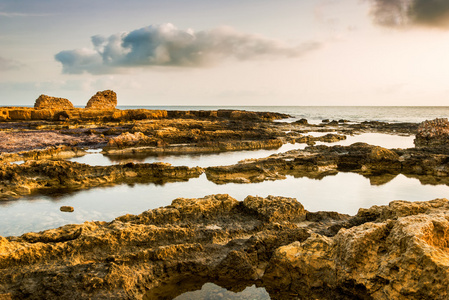 岩石海岸，与池