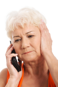 一位老妇人通过电话交谈