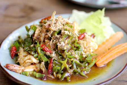 虾和蔬菜的泰式沙拉