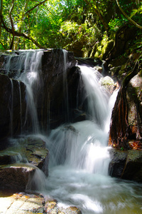 小瀑布和岩石