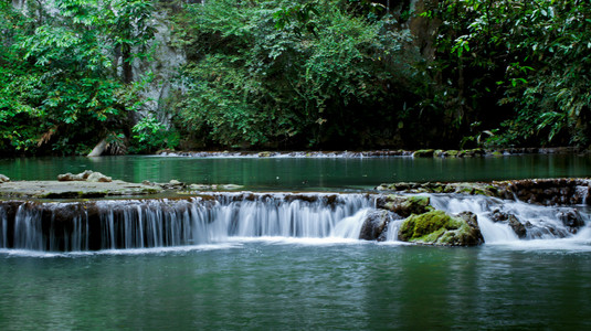 小瀑布和岩石，泰国