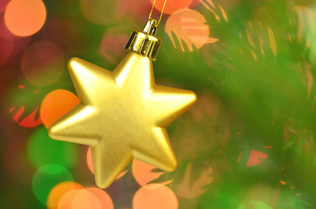 圣诞装饰，金色圣诞星球挂在云杉枝散景背景