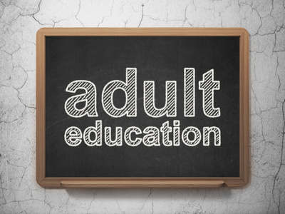 教育理念 黑板背景上的成人教育