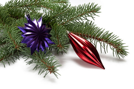 满了一棵圣诞树和深紫色的 snowflak 的分支