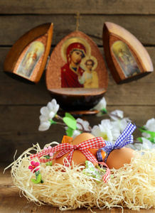 木制的背景上的装饰复活节彩蛋。