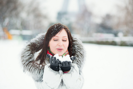 女孩正享受着巴黎的下雪天