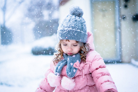 可爱的小宝贝女孩粉红色的外套和灰色的帽子，享受第一个雪 b