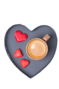 杯咖啡和一个托盘中的孤立的心窗体上的糖果