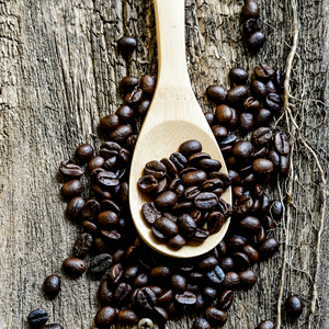 咖啡豆在木材表面，静物