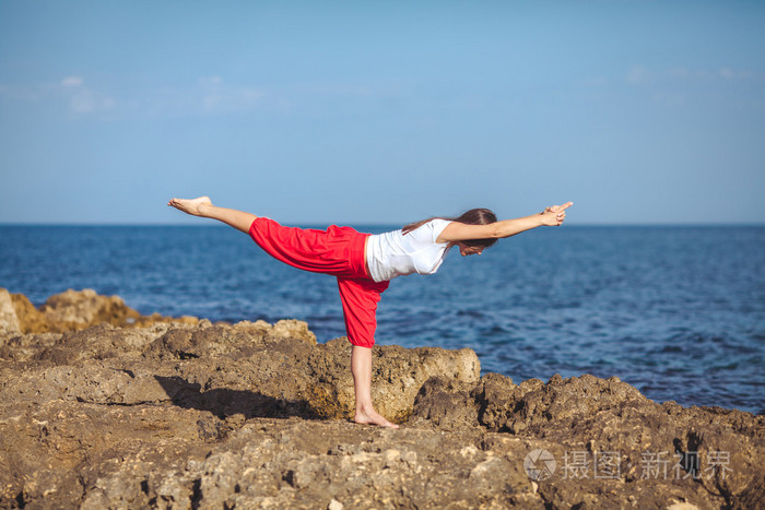 年轻的女人,海边,瑜伽练习