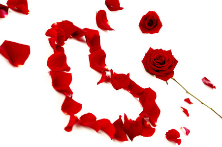 红色的玫瑰花瓣放在心的形状