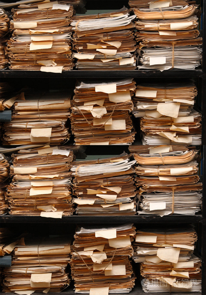 在存档中堆积的纸质文档