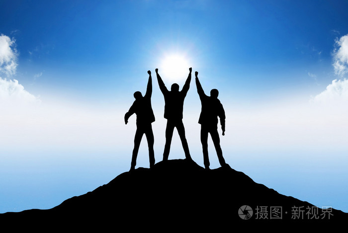 在山顶上,团队的剪影