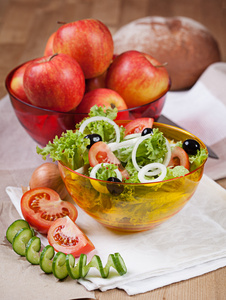 生菜和苹果在桌子上的玻璃碗
