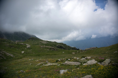 在阿尔卑斯山徒步旅行