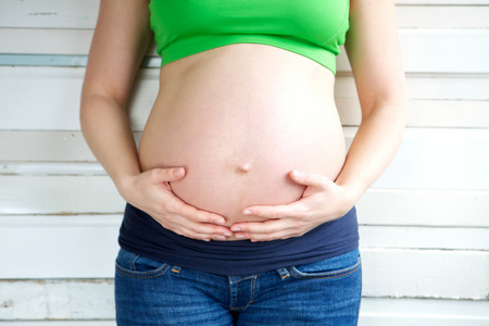 年轻孕妇接触胃图片