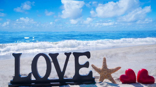 海星与心在海滩上的签名爱