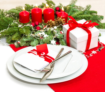 圣诞餐桌摆放装饰以红色