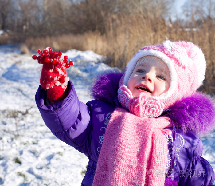 快乐的小女孩在雪域景观的肖像