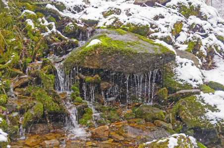 在暴风雪中的小山溪