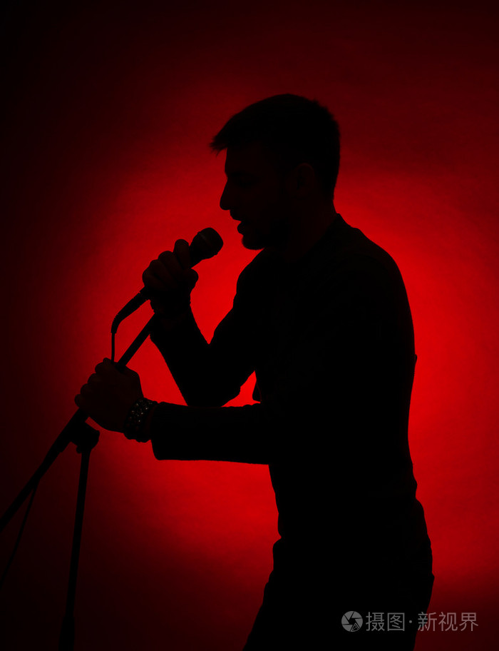 在深色背景上的音乐家剪影