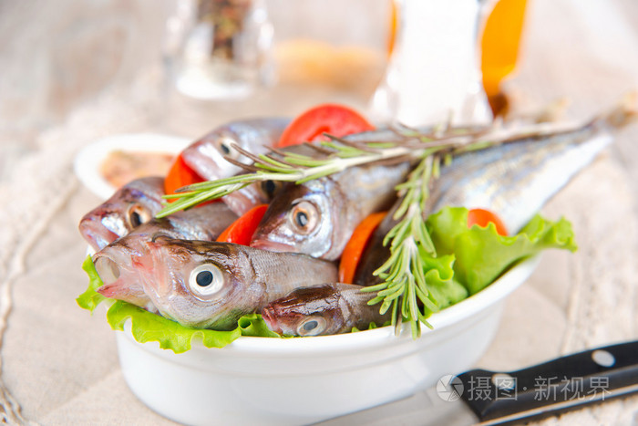 红鱼与蔬菜和香料厨房的桌子