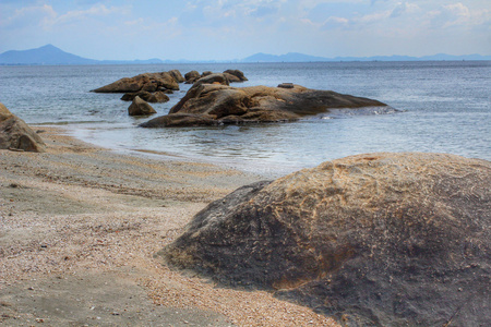 在海滩上的岩石海岸