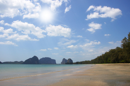 沙子，海水和天空在泰国董里省孟滩白