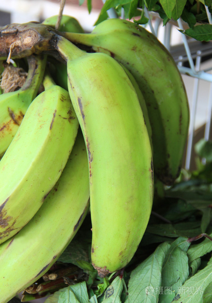 在市场上的绿色的生香蕉香蕉