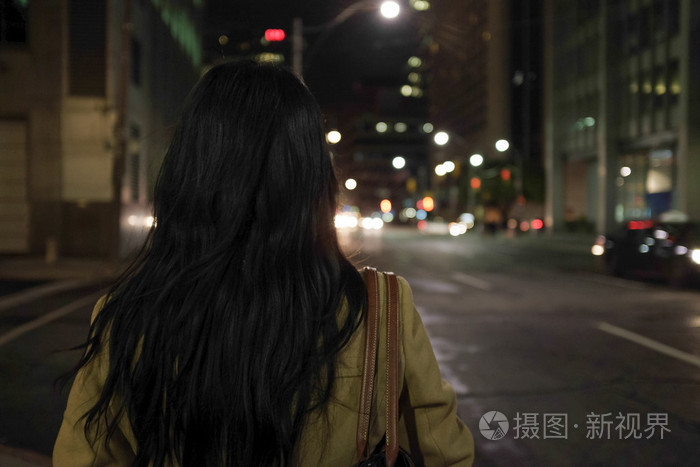 女人站在十字路口