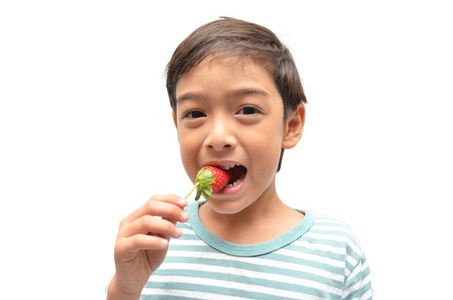 小男孩吃草莓图片