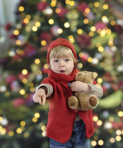 小孩一棵圣诞树前