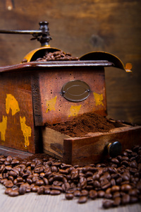 咖啡研磨机和豆子