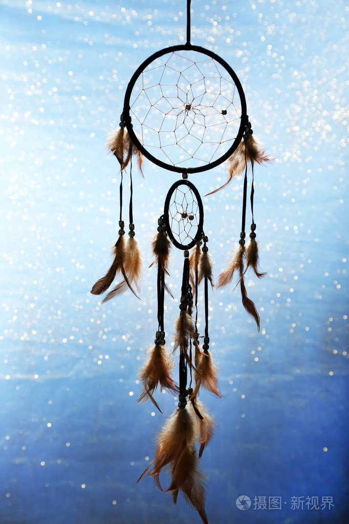 美丽的梦捕手在蓝色背景灯