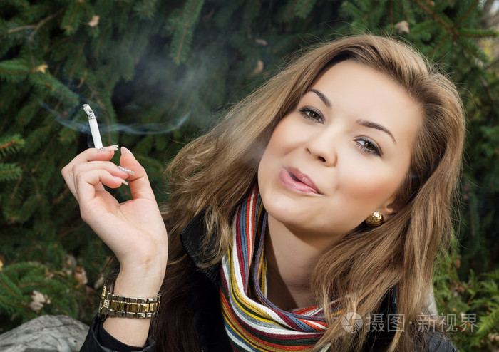 年轻的白种女人抽烟