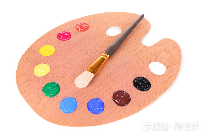 着颜料和画笔上白色孤立的木制艺术调色板
