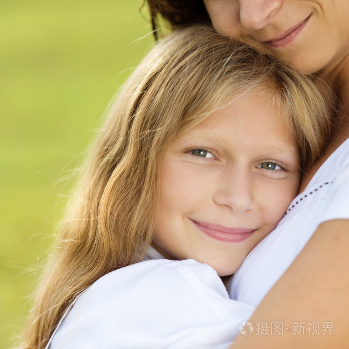 母亲和女儿拥抱