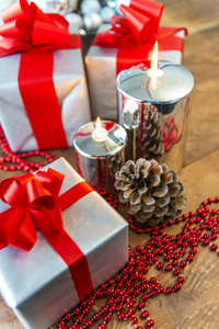礼物 boses 和圣诞节的蜡烛