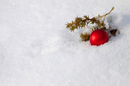 在雪上的圣诞球