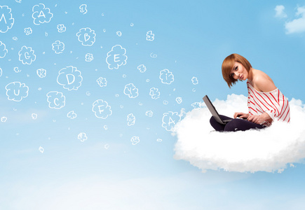 年轻的女人坐在云与便携式计算机