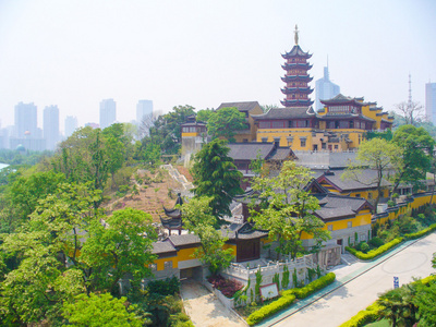 鸡鸣寺，南京，江苏，中国。鸡鸣寺最早建于 557，和是南京市最古老的寺庙之一