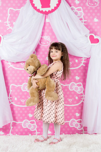 小女孩抱着玩具熊