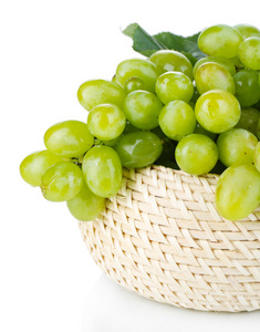 成熟的绿色葡萄在篮子上白色隔离