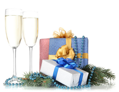 香槟及礼品盒白色上孤立的眼镜